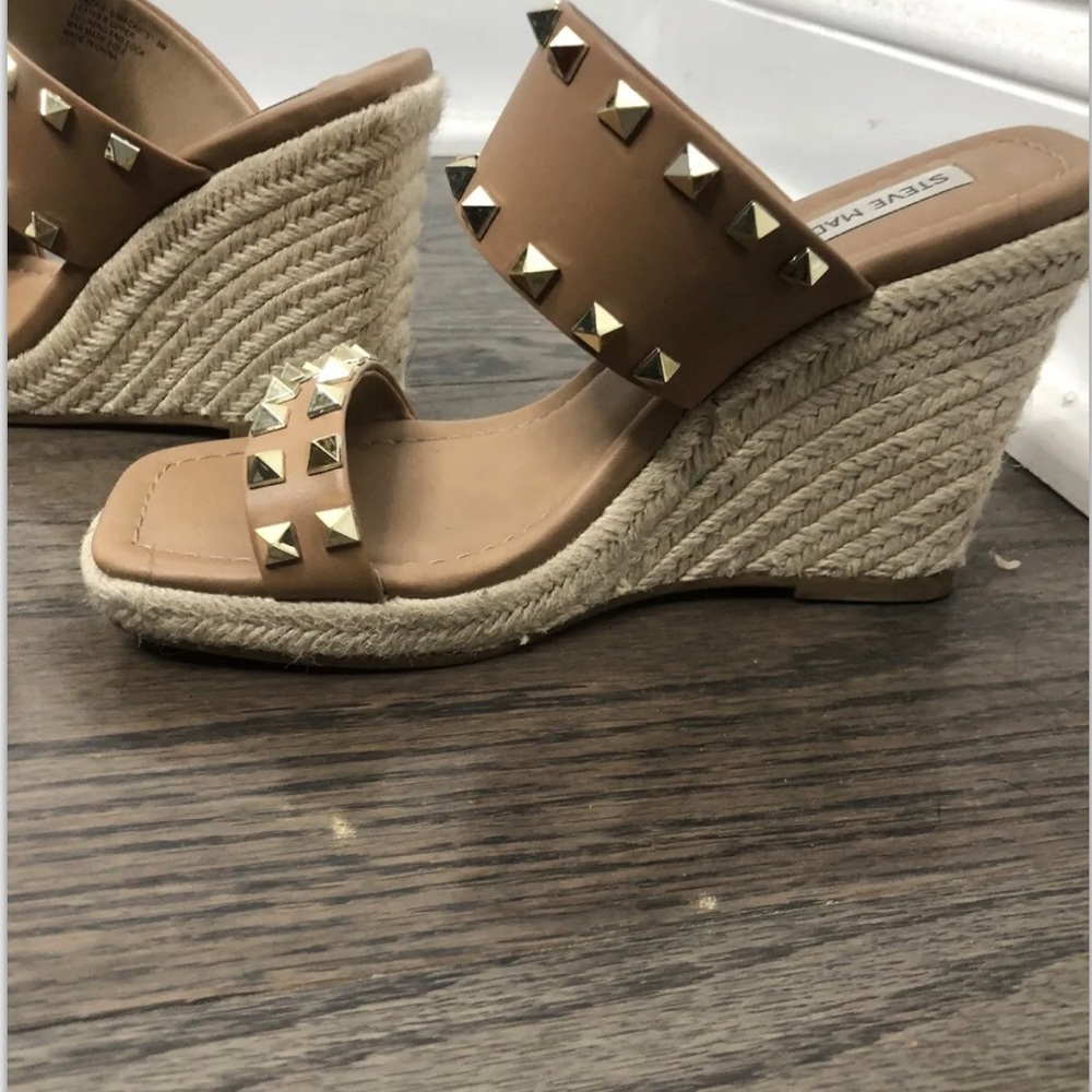 STEVE MADDEN STUDDED WEDGES Size 9